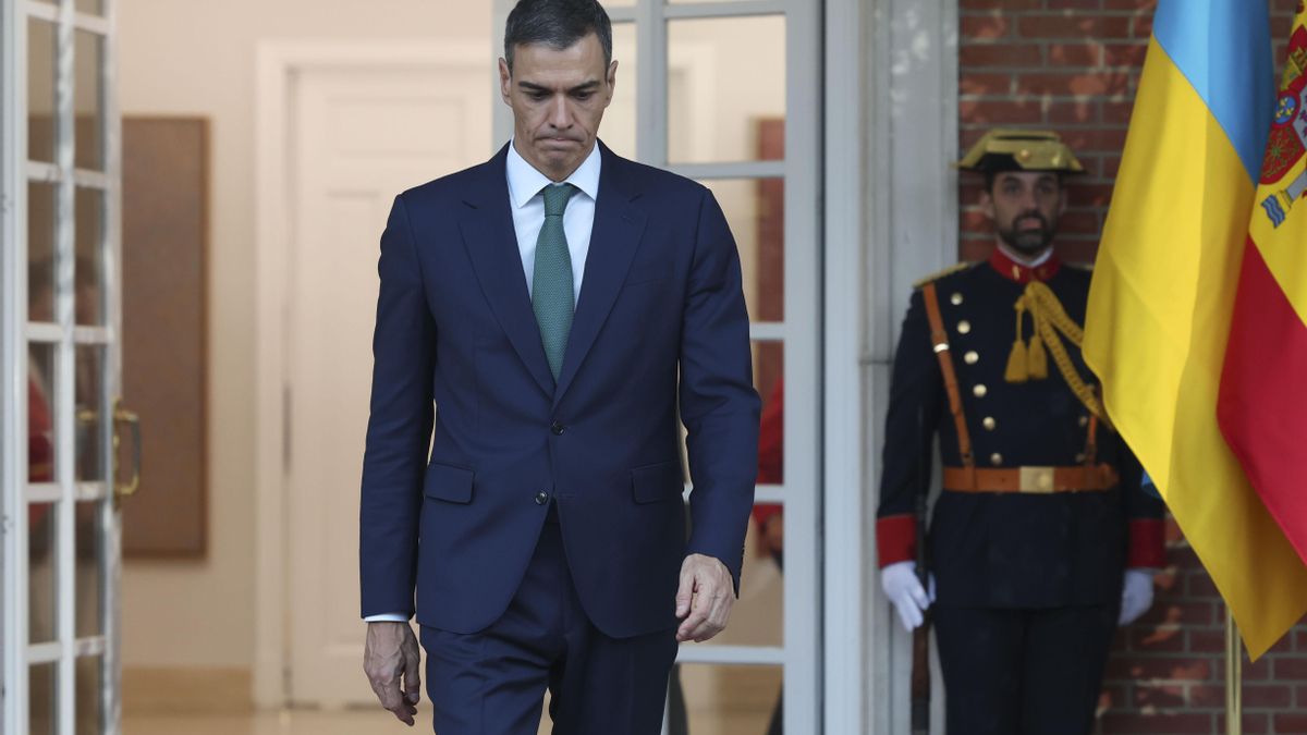 ¿Pero por qué tendría que dimitir Pedro Sánchez?