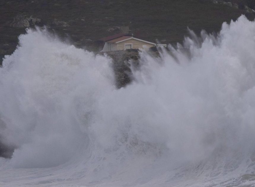El temporal marítimo en el Cantábrico marca el tiempo del fin de semana con descenso de temperaturas