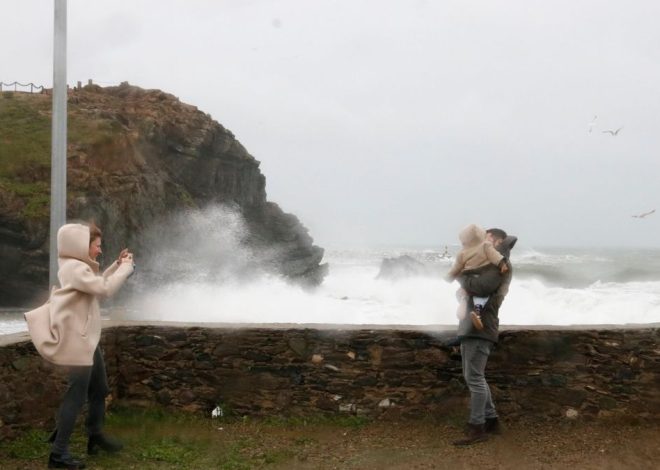 Un temporal de nieve y lluvia barre Catalunya con carreteras cortadas y olas de más de cinco metros en la Costa Brava