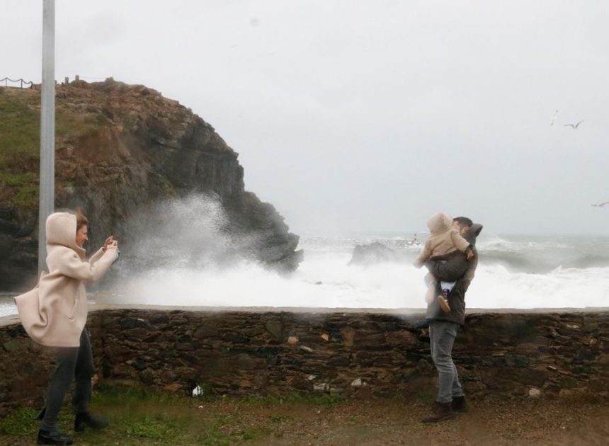 Un temporal de nieve y lluvia barre Catalunya con carreteras cortadas y olas de más de cinco metros en la Costa Brava