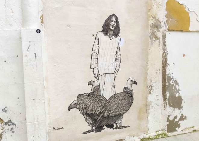 Un mural de tinta china homenajea a Robe Iniesta en su Plasencia natal