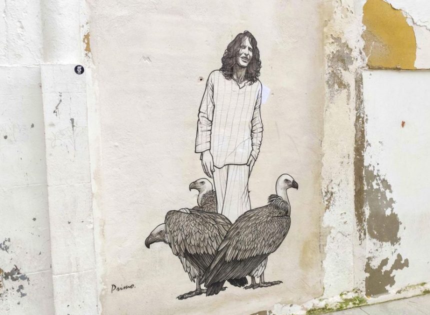 Un mural de tinta china homenajea a Robe Iniesta en su Plasencia natal