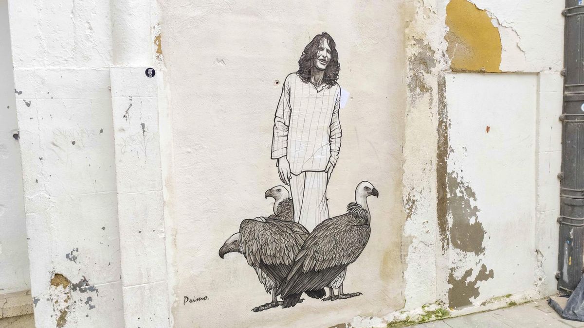 Un mural de tinta china homenajea a Robe Iniesta en su Plasencia natal