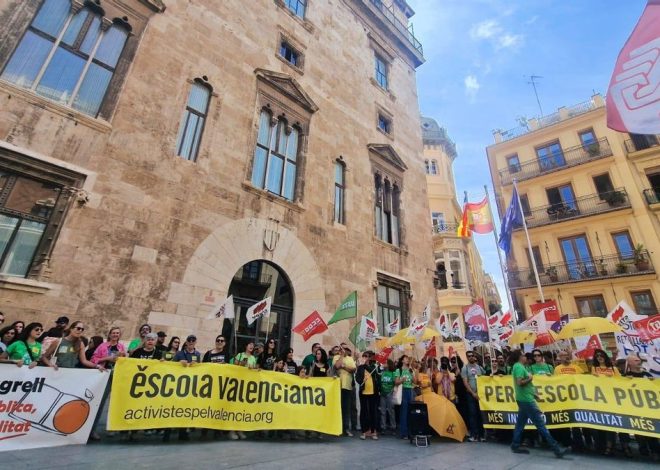 Los docentes valencianos dan la bienvenida al president Pérez Llorca y a la consellera Ortí con una huelga general