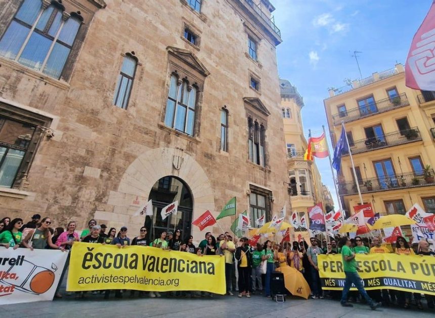 Los docentes valencianos dan la bienvenida al president Pérez Llorca y a la consellera Ortí con una huelga general