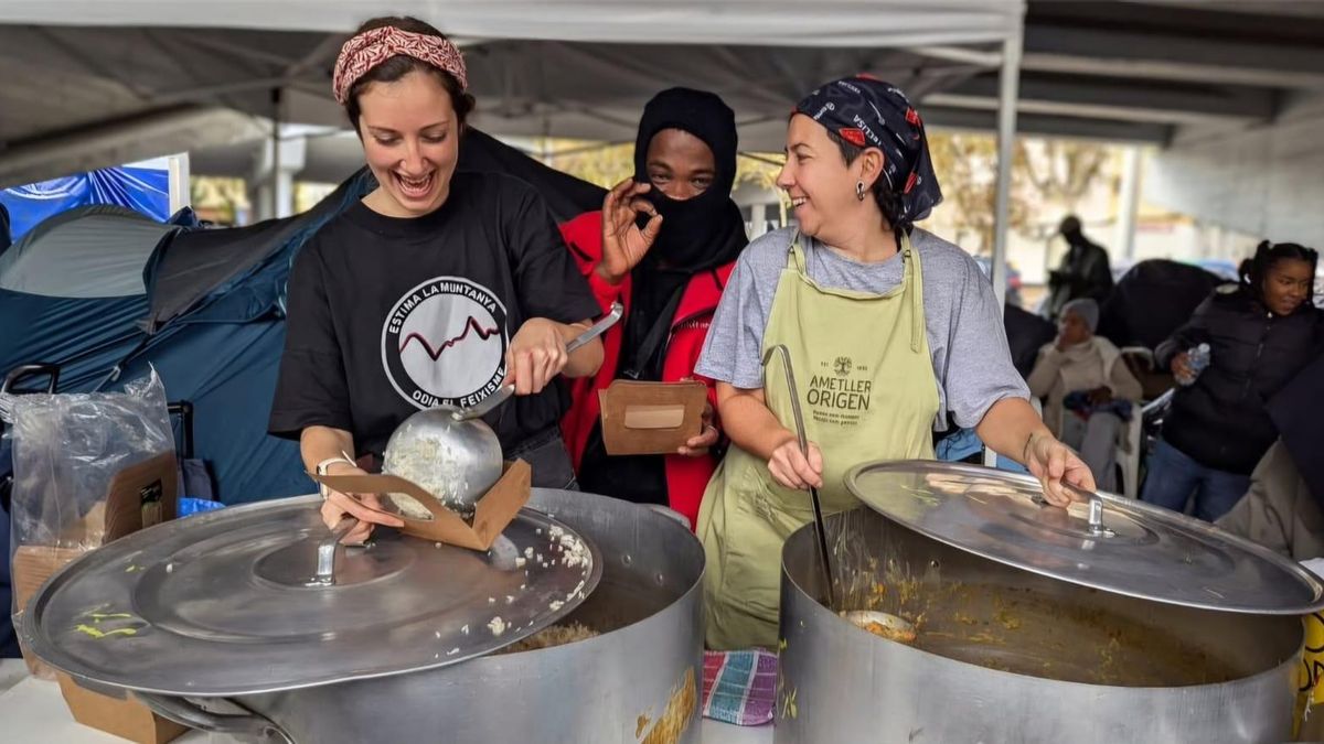 El voluntariado, sostén de los desalojados de Badalona tras 14 días a la intemperie: «Muchos prefieren un empleo a un techo”