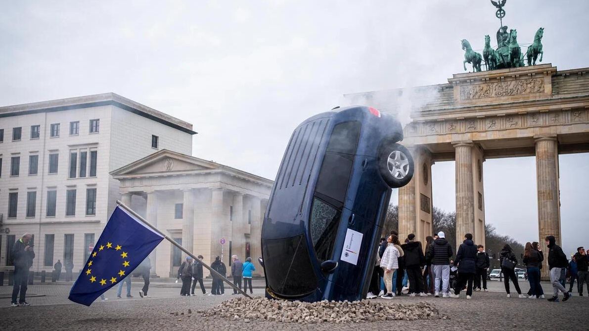 El coche de combustión contraataca: victorias en Bruselas, Madrid y con las zonas de bajas emisiones