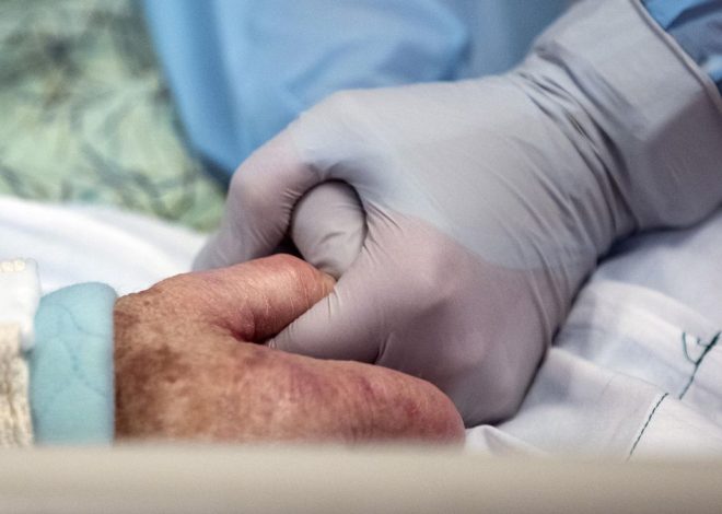 Claves del pacto sobre los «permisos de duelo»: ¿cuántos días corresponderían por la muerte de una madre? ¿Y un suegro?