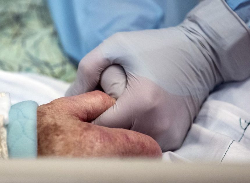 Claves del pacto sobre los «permisos de duelo»: ¿cuántos días corresponderían por la muerte de una madre? ¿Y un suegro?