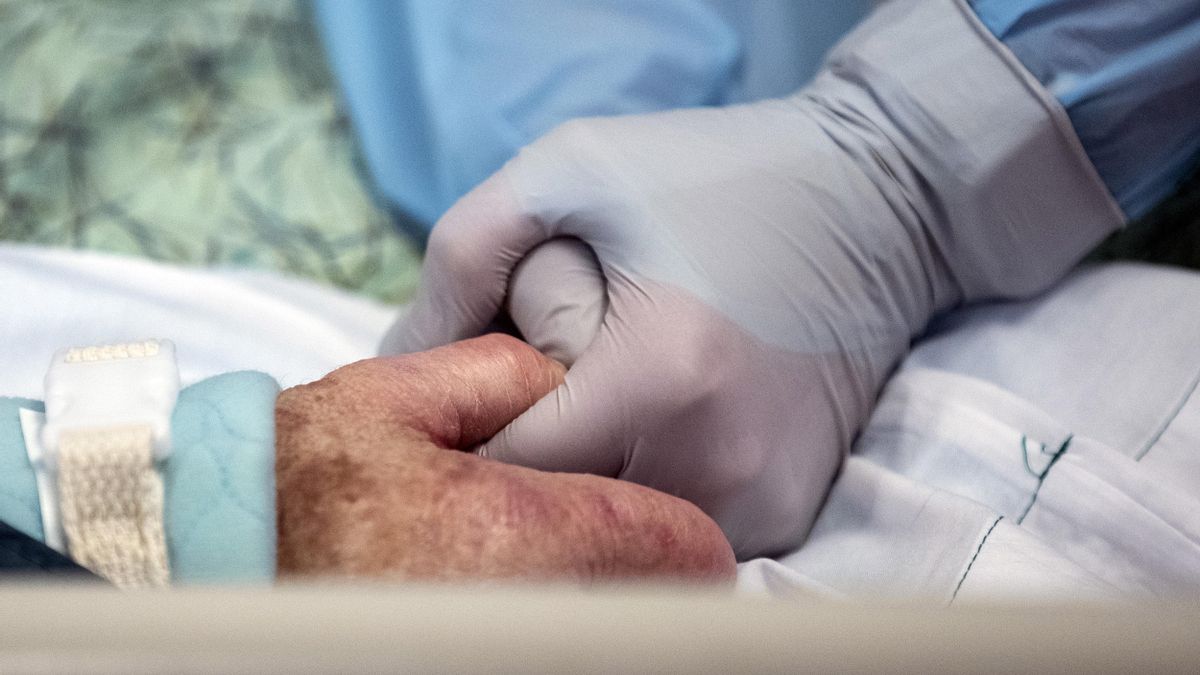 Claves del pacto sobre los «permisos de duelo»: ¿cuántos días corresponderían por la muerte de una madre? ¿Y un suegro?