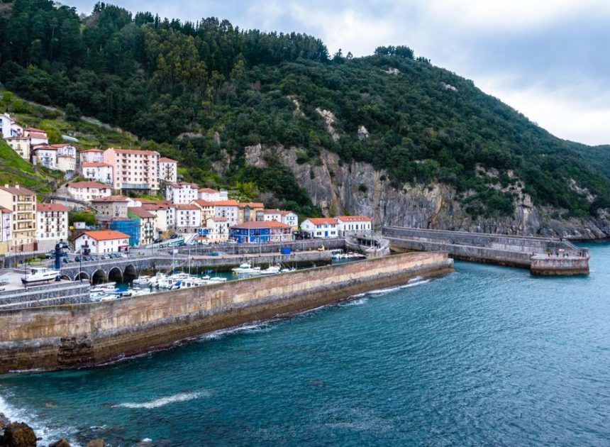 El pueblo del País Vasco que se adapta a la pendiente desafiando a la gravedad
