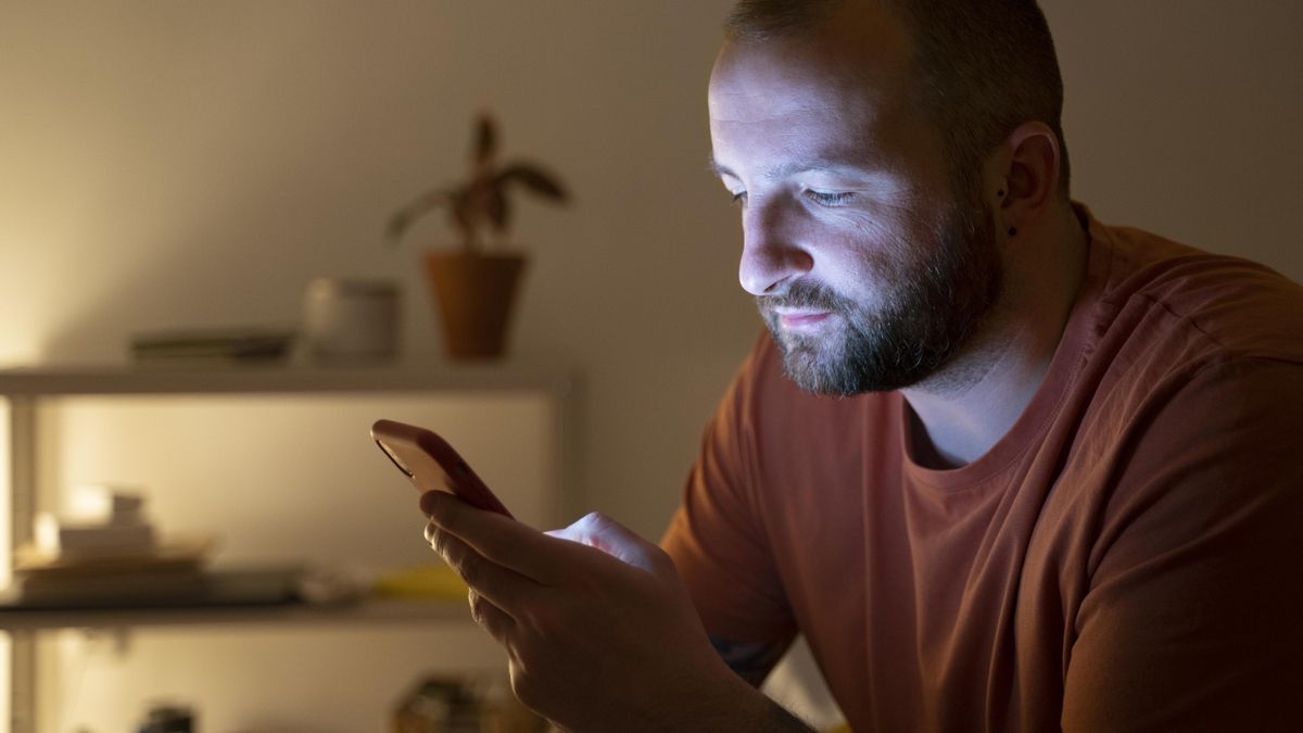 ¿Pasas mucho tiempo frente a la pantalla? Así puede afectar a tu estado de ánimo y productividad