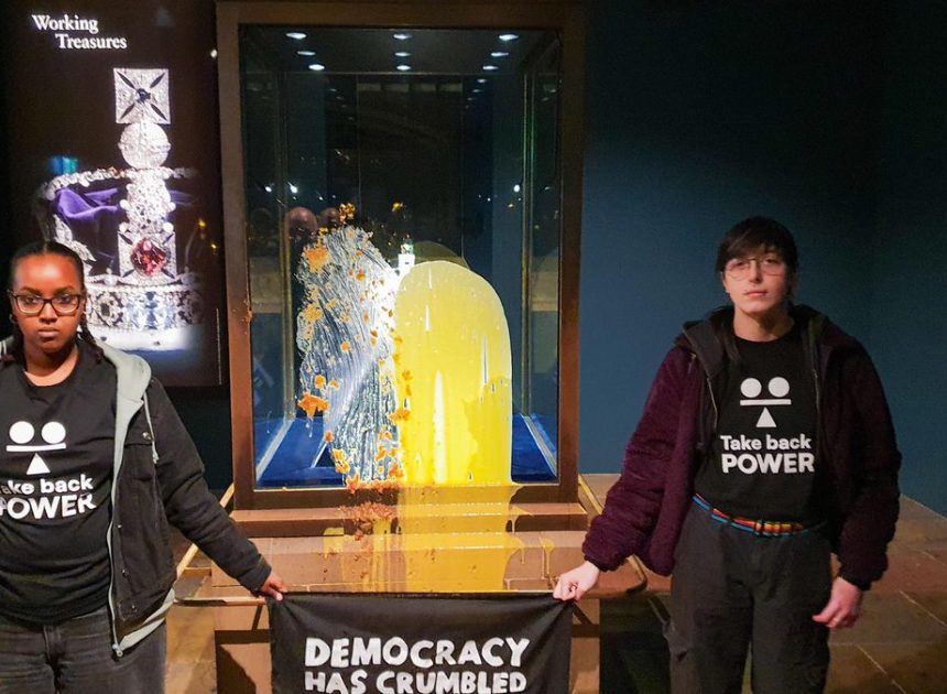 «¡Impuestos a los ricos!»: cuatro activistas detenidos por arrojar comida contra las joyas de la Torre de Londres