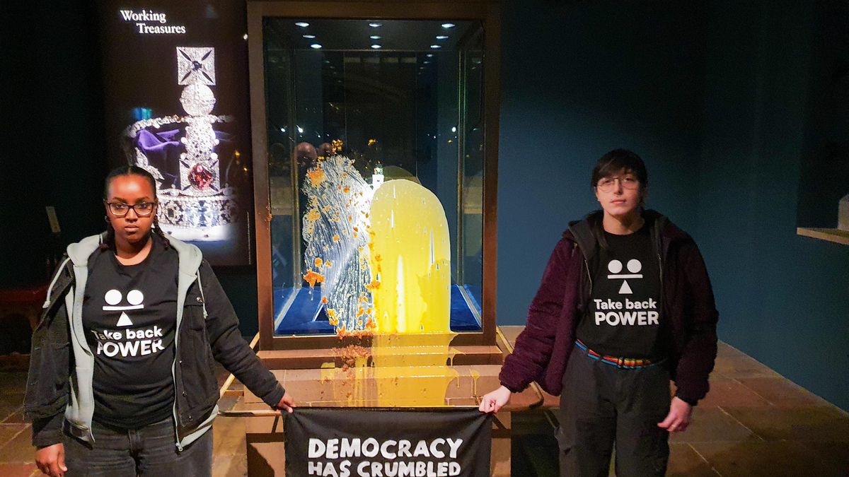 «¡Impuestos a los ricos!»: cuatro activistas detenidos por arrojar comida contra las joyas de la Torre de Londres