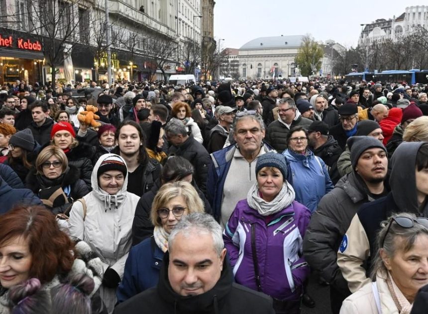 Decenas de miles piden la dimisión de Orbán en Budapest tras desvelarse abusos a menores en hogares infantiles