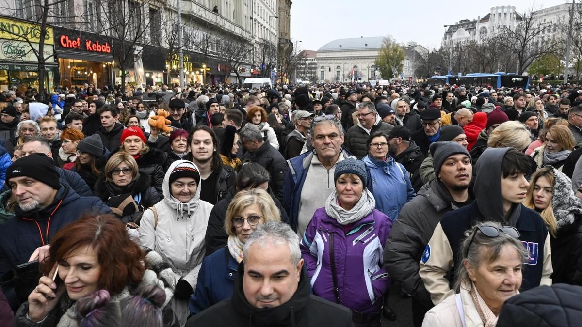 Decenas de miles piden la dimisión de Orbán en Budapest tras desvelarse abusos a menores en hogares infantiles