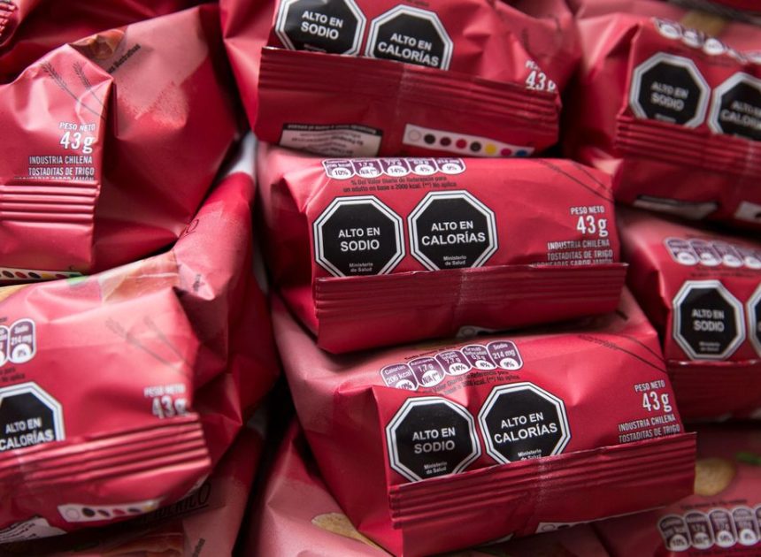 Consumo limitará los alimentos ultraprocesados en hospitales, residencias, bibliotecas y universidades