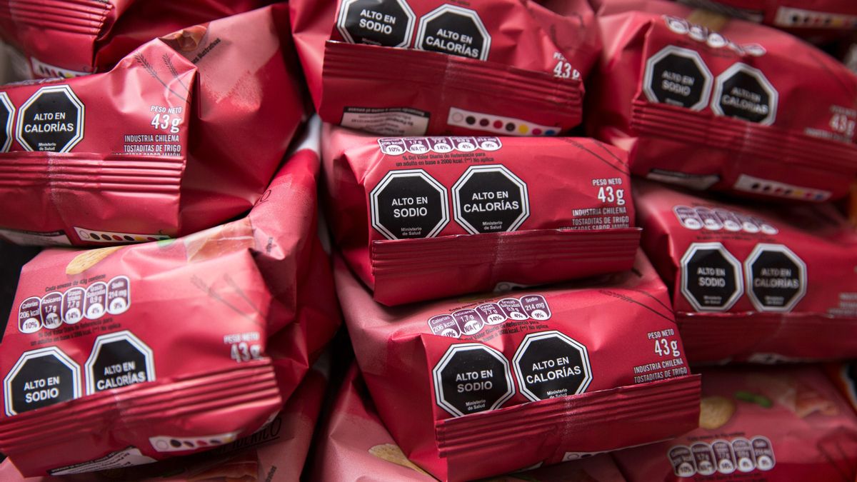 Consumo limitará los alimentos ultraprocesados en hospitales, residencias, bibliotecas y universidades