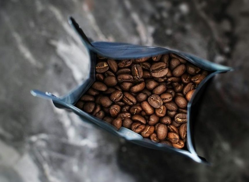 Cómo almacenar el café en casa para mantener su sabor, según un barista: «El grano, ya tostado, tiene cuatro enemigos»