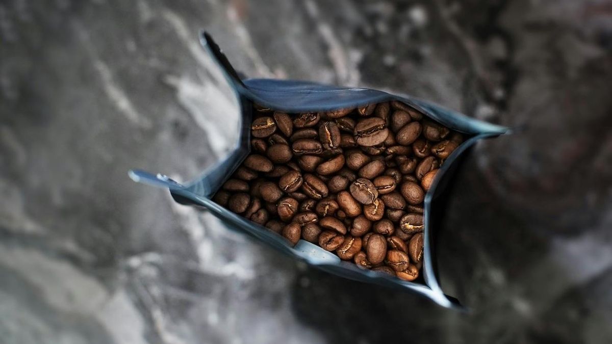 Cómo almacenar el café en casa para mantener su sabor, según un barista: «El grano, ya tostado, tiene cuatro enemigos»