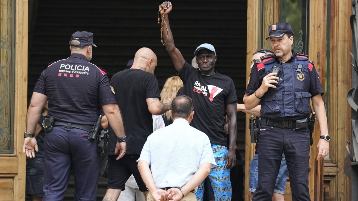 Condenados a una multa cinco vecinos del Raval por lanzar huevos a la diputada de Vox que los llamó «estercolero multicultural»