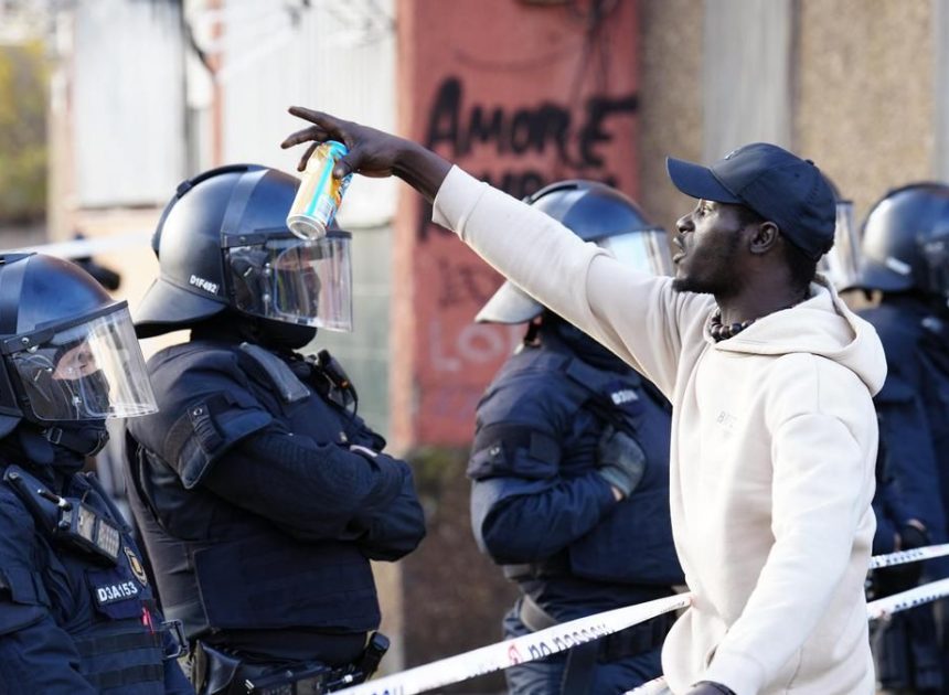 Las imágenes del desalojo de 400 personas en Badalona