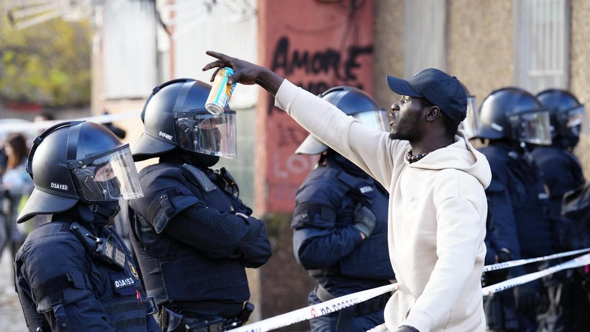 Las imágenes del desalojo de 400 personas en Badalona