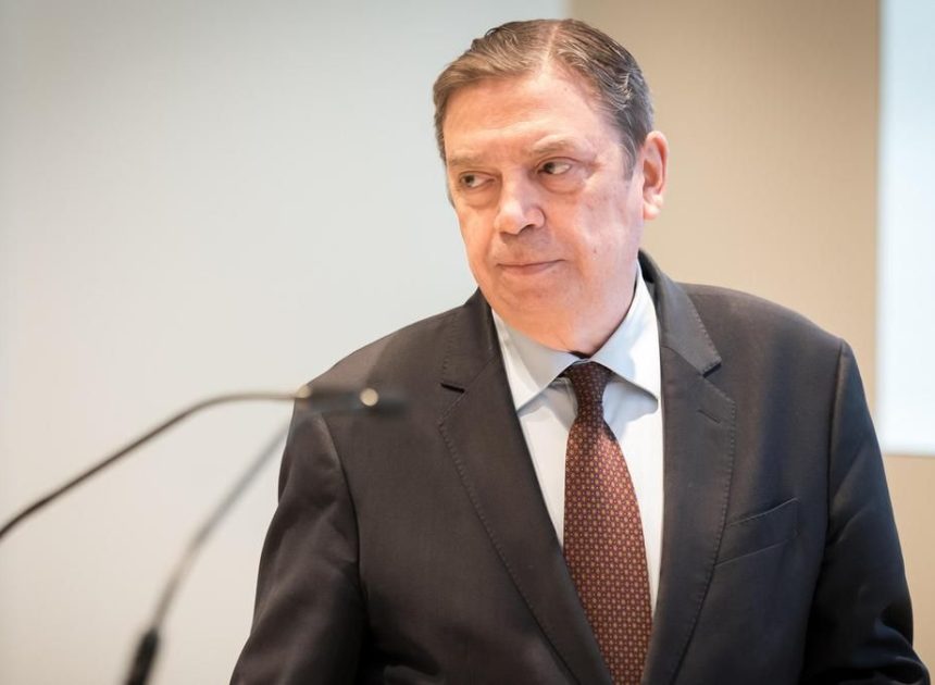 Luis Planas confirma que «hay muchas posibilidades» de que el origen del foco de peste porcina esté en un bocadillo