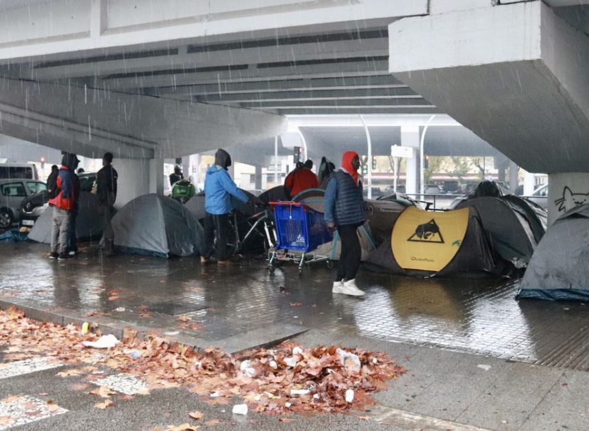 Los migrantes desalojados por Albiol se instalan en un campamento improvisado bajo un puente en una autopista