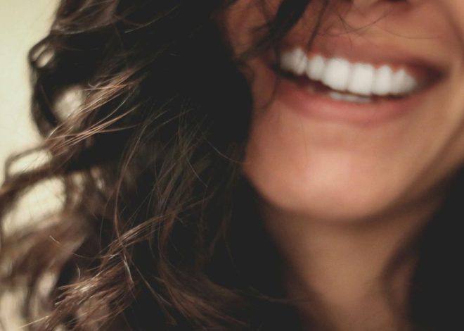 El jengibre, el agua o no picar entre horas: los trucos de la dentista Janira Sánchez para mitigar la halitosis