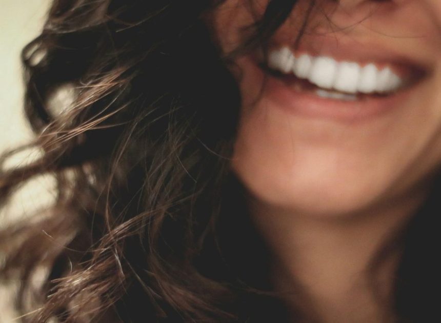 El jengibre, el agua o no picar entre horas: los trucos de la dentista Janira Sánchez para mitigar la halitosis