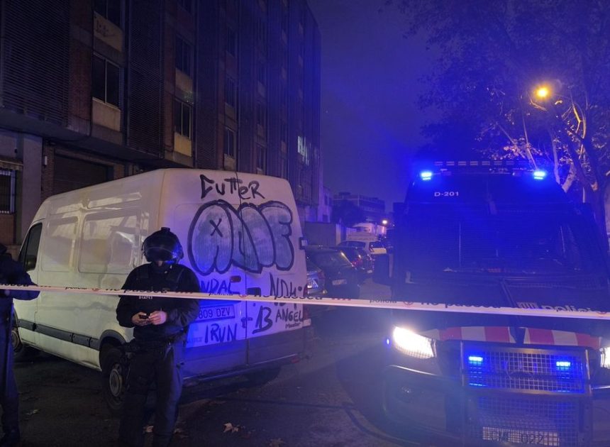 En marcha en Badalona el mayor desalojo de España: los Mossos echan a 400 migrantes que vivían en un instituto