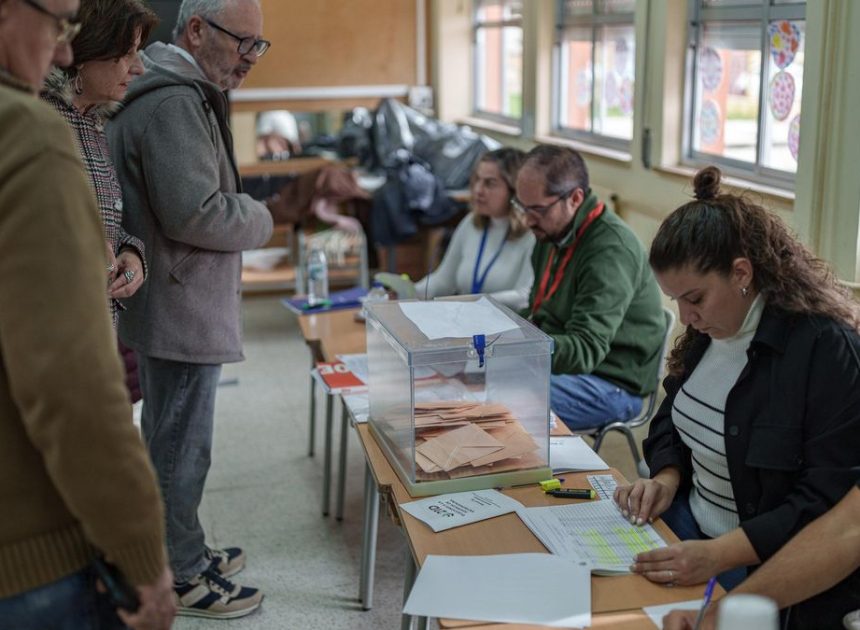 La participación cae 6 puntos y medio en las elecciones de Extremadura, hasta el 50,59%, a las 18.00 horas