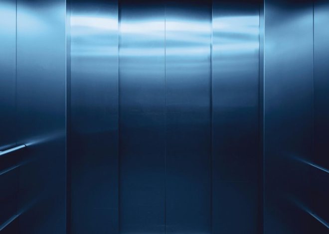 Qué hacer si nos quedamos atrapados en un ascensor, según un experto en seguridad: “Estás en un espacio seguro”