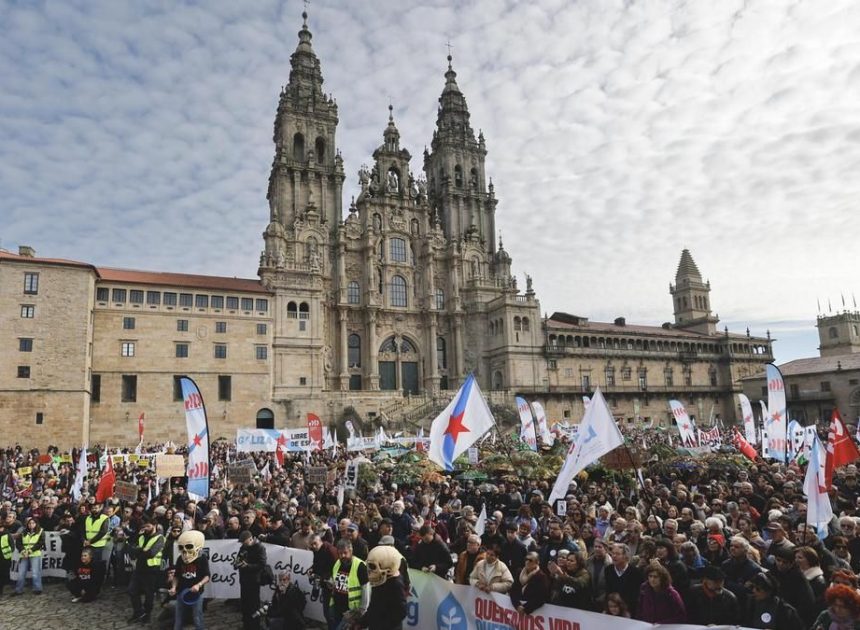 Miles de personas protestan en Santiago contra la macroplanta de Altri y «en defensa del futuro» de Galicia