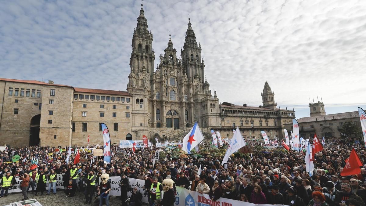 Miles de personas protestan en Santiago contra la macroplanta de Altri y «en defensa del futuro» de Galicia