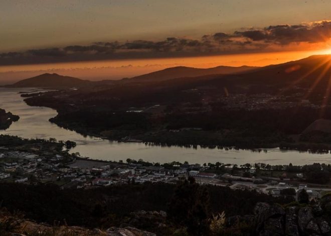 Rescatan a dos marinos y buscan a otros tres tras el vuelco de un pesquero portugués en el Miño
