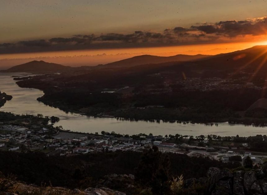 Rescatan a dos marinos y buscan a otros tres tras el vuelco de un pesquero portugués en el Miño