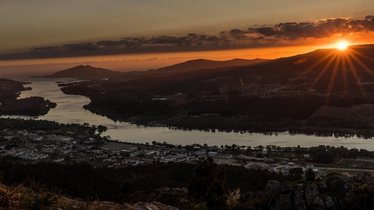 Rescatan a dos marinos y buscan a otros tres tras el vuelco de un pesquero portugués en el Miño