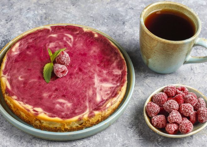 Tarta de queso sin horno con chocolate blanco y frambuesas: el postre perfecto para preparar con antelación