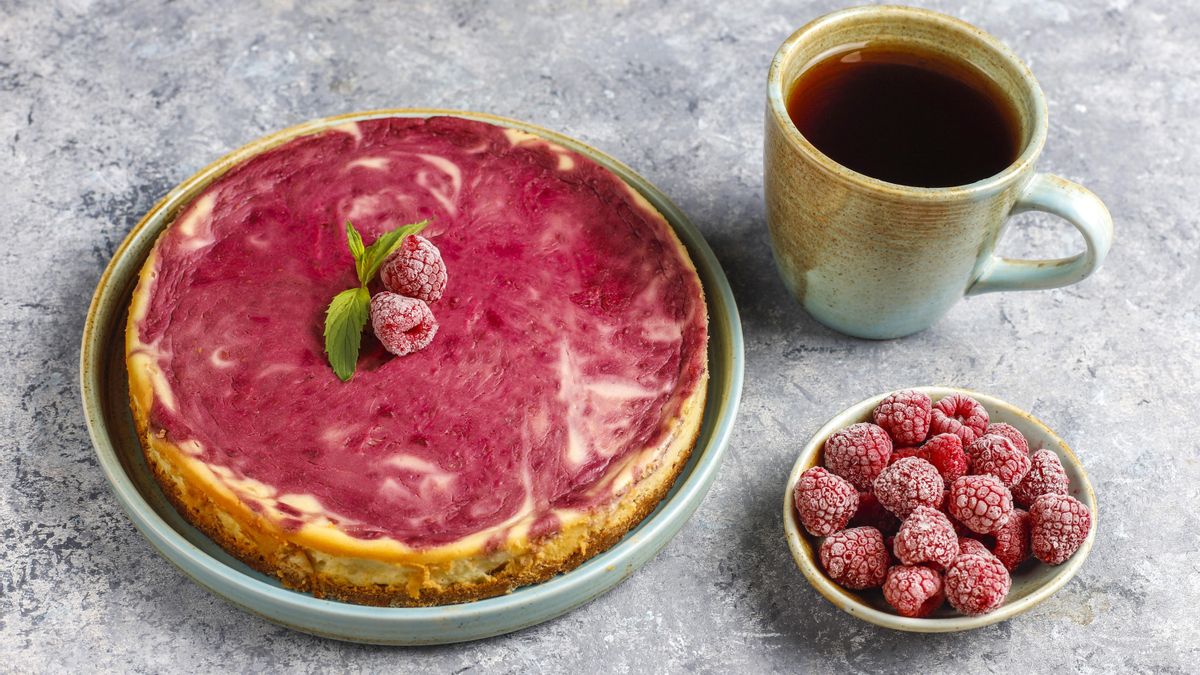 Tarta de queso sin horno con chocolate blanco y frambuesas: el postre perfecto para preparar con antelación