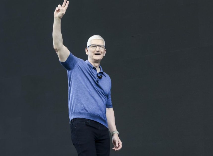 El CEO de Apple, Tim Cook, ‘echa un cable’ a Nike y gasta 3 millones de dólares en acciones del gigante de las zapatillas