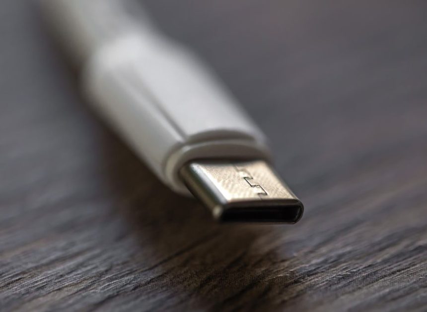 El truco del bolígrafo roto que puede ayudarte a que los cables de tus cargadores duren para siempre