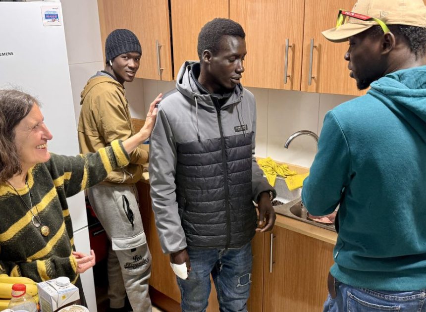 La jubilada que acoge en su casa a dos de los migrantes desalojados de Badalona: «Me he dejado llevar por el corazón»