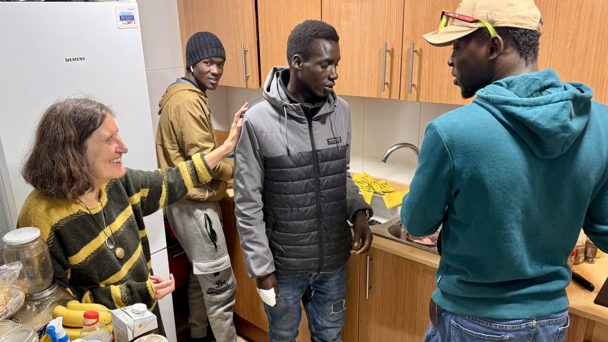 La jubilada que acoge en su casa a dos de los migrantes desalojados de Badalona: «Me he dejado llevar por el corazón»