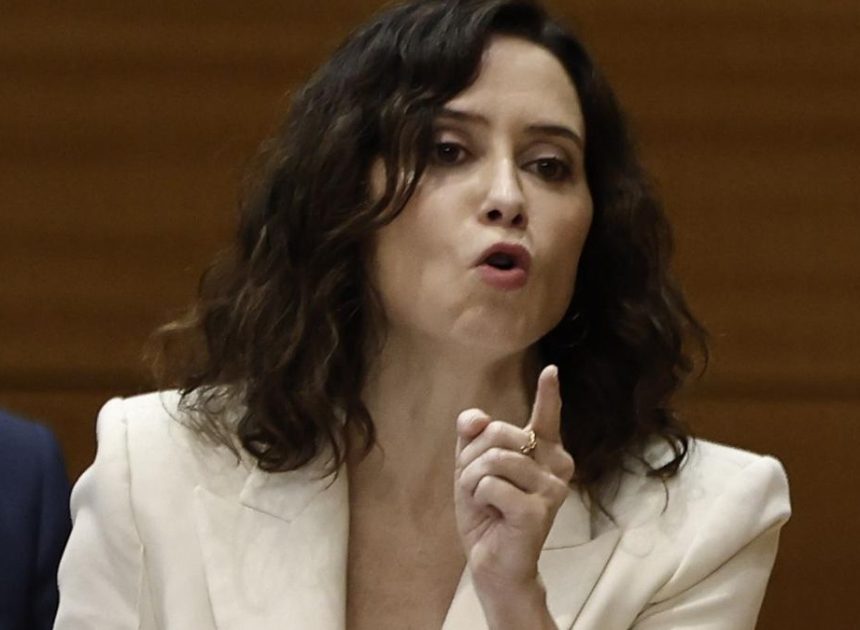 Putas, mafia, Hitler y Charles Manson en los mensajes de la derecha