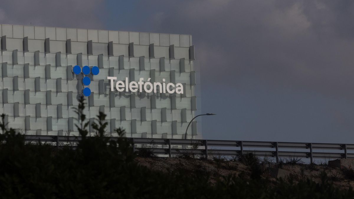 Telefónica no renuncia a imponer salidas forzosas en el ERE pero reduce la cifra de afectados un 5%