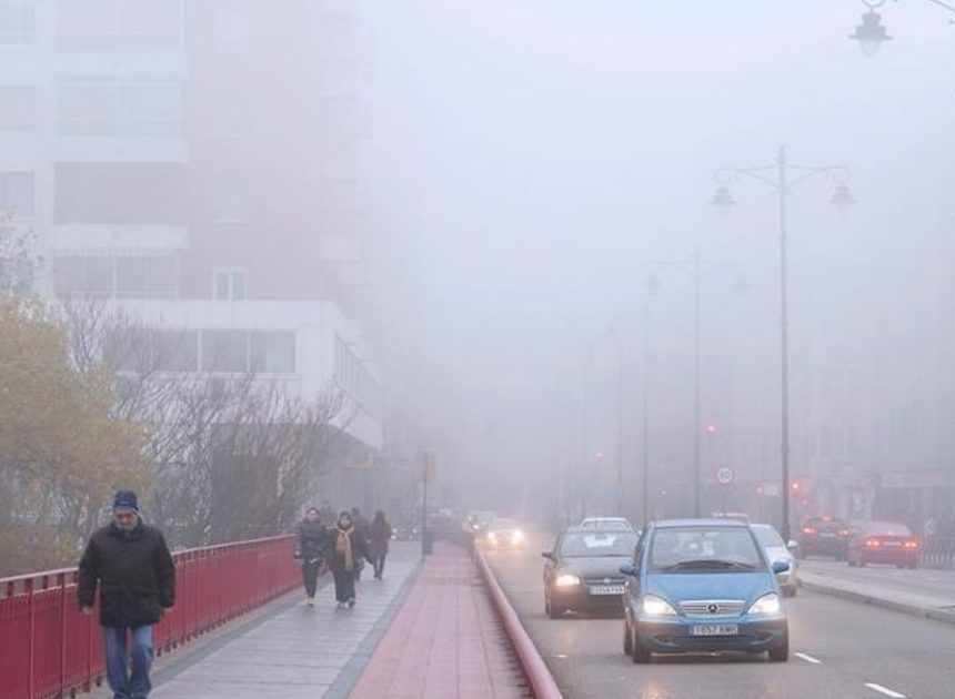 La niebla densa y persistente en Castilla y León, Galicia y Extremadura marca el tiempo de la víspera de Nochevieja
