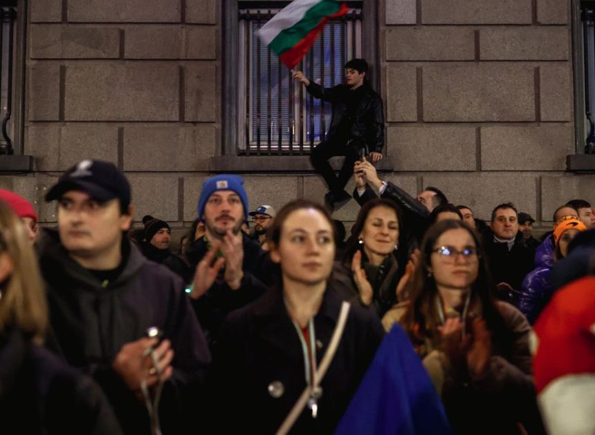 El Gobierno de Bulgaria dimite tras una ola de protestas multitudinarias contra la corrupción
