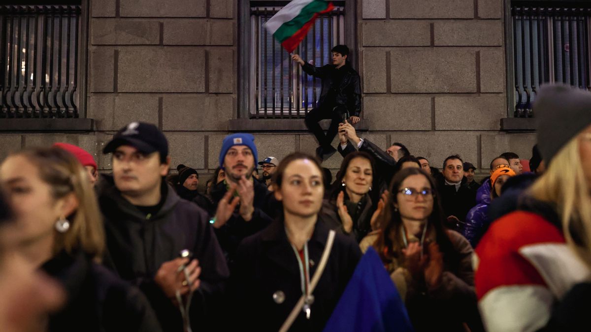 El Gobierno de Bulgaria dimite tras una ola de protestas multitudinarias contra la corrupción
